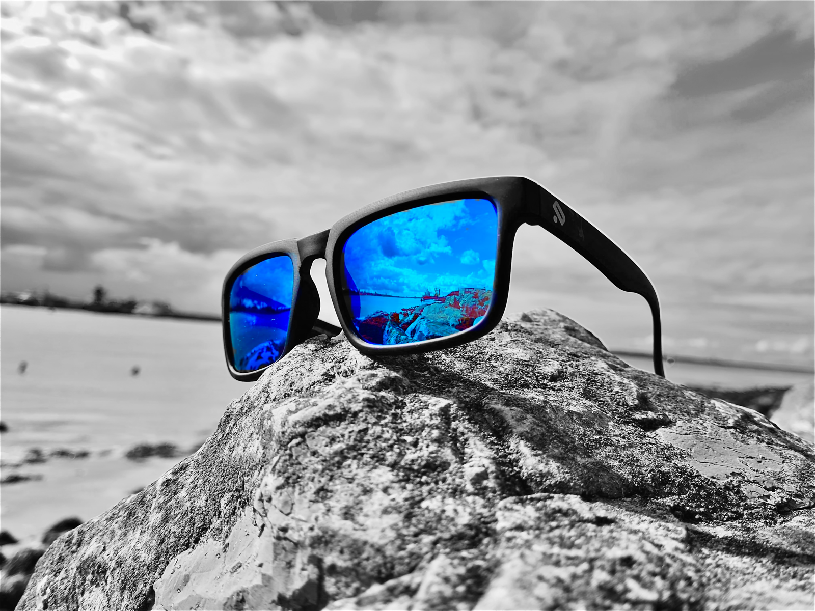 Polarized sunglasses with blue mirror lenses Dutchglasses